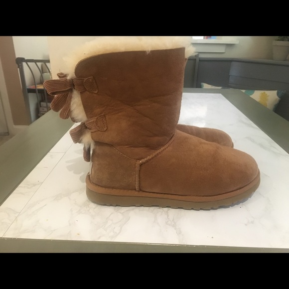 Ugg boots with fur and tan bows - Picture 2 of 4